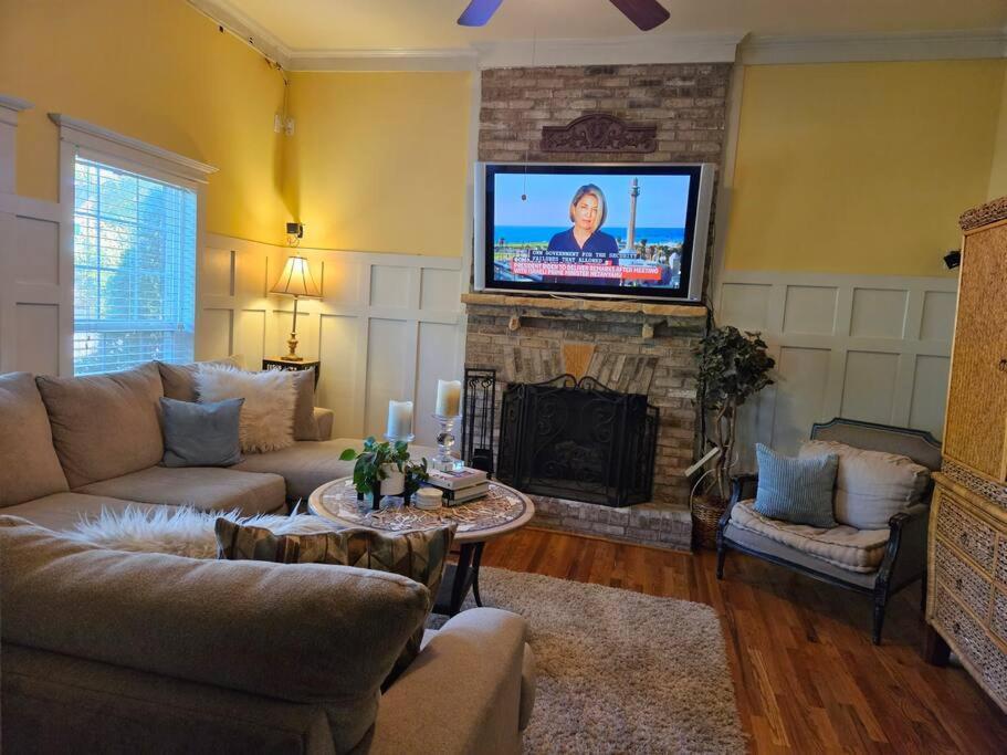 Sleeps16, Spacious Home, Close To Downtown, Beltline, And Walk To Restaurants, 75" Tv, 2 Person Jacuzzi, Ping Pong 애틀랜타 외부 사진