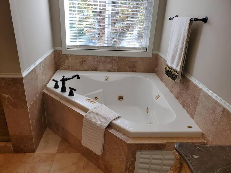 Sleeps16, Spacious Home, Close To Downtown, Beltline, And Walk To Restaurants, 75" Tv, 2 Person Jacuzzi, Ping Pong 애틀랜타 외부 사진