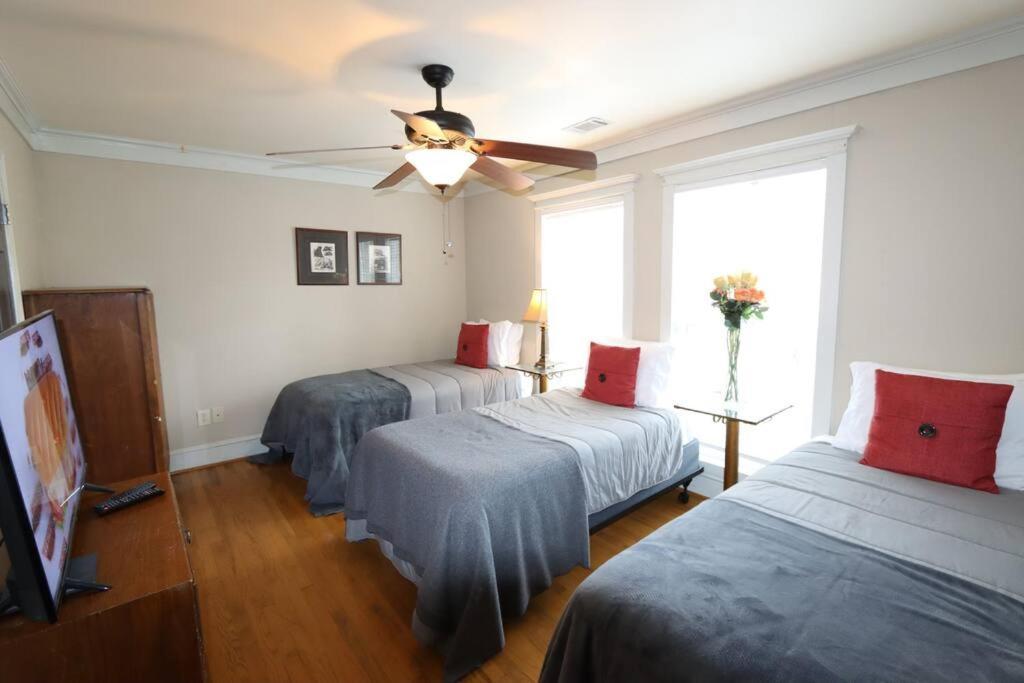 Sleeps16, Spacious Home, Close To Downtown, Beltline, And Walk To Restaurants, 75" Tv, 2 Person Jacuzzi, Ping Pong 애틀랜타 외부 사진
