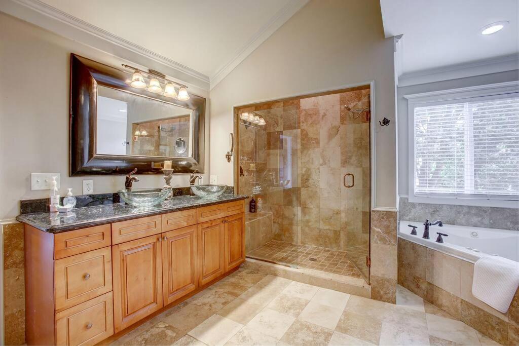 Sleeps16, Spacious Home, Close To Downtown, Beltline, And Walk To Restaurants, 75" Tv, 2 Person Jacuzzi, Ping Pong 애틀랜타 외부 사진