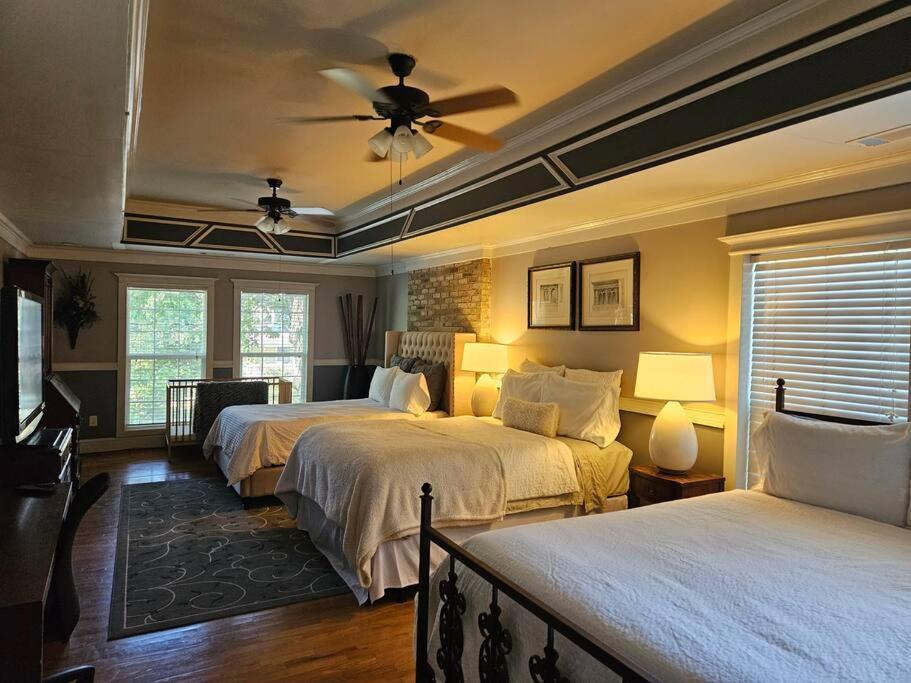 Sleeps16, Spacious Home, Close To Downtown, Beltline, And Walk To Restaurants, 75" Tv, 2 Person Jacuzzi, Ping Pong 애틀랜타 외부 사진